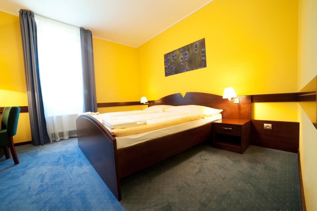 Hotel Impozant Valča Exteriör bild