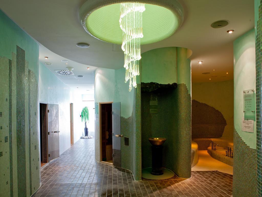 Hotel Impozant Valča Exteriör bild